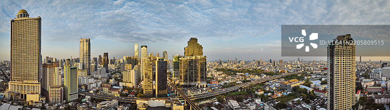 曼谷西隆天际线中的国王权力玛哈纳空大厦图片素材