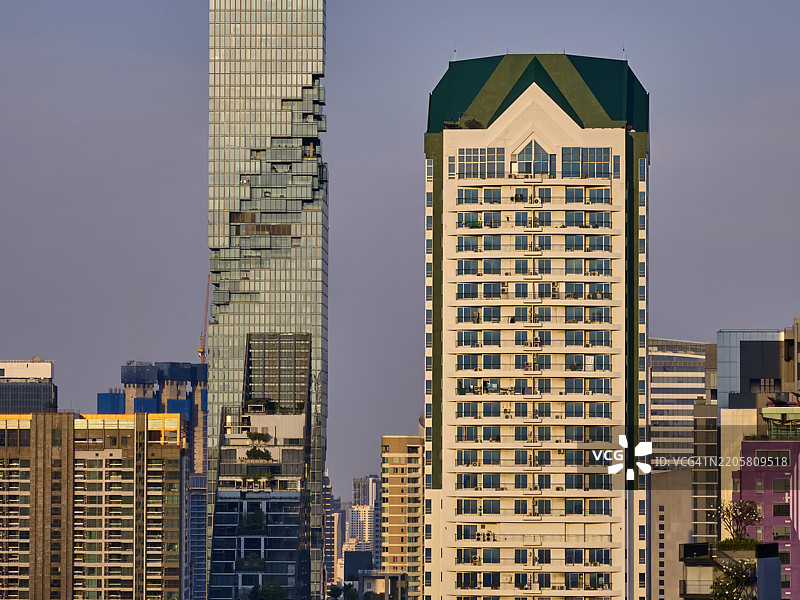 曼谷西隆天际线中的国王权力玛哈纳空大厦图片素材