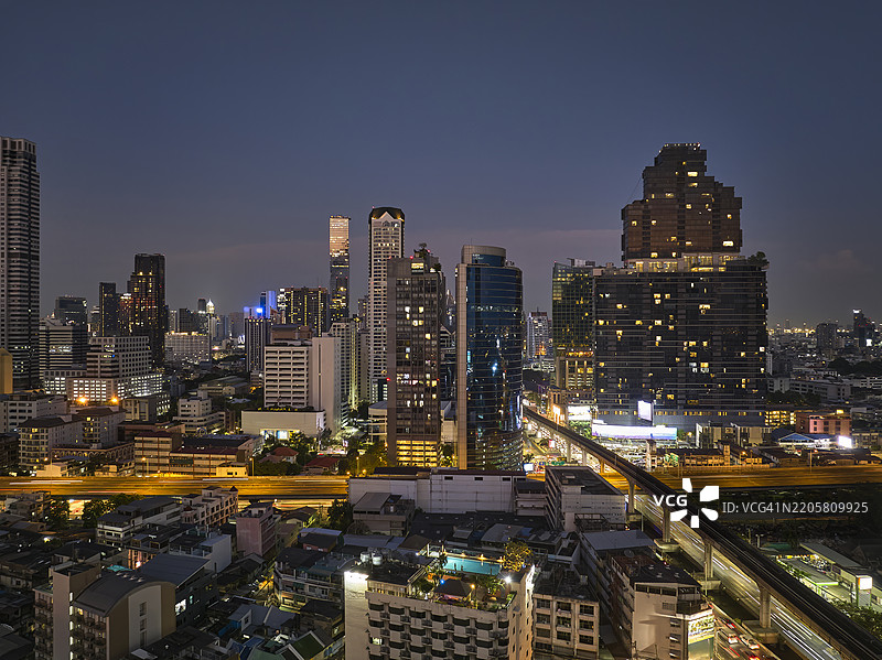 曼谷西隆天际线中的国王权力玛哈纳空大厦图片素材