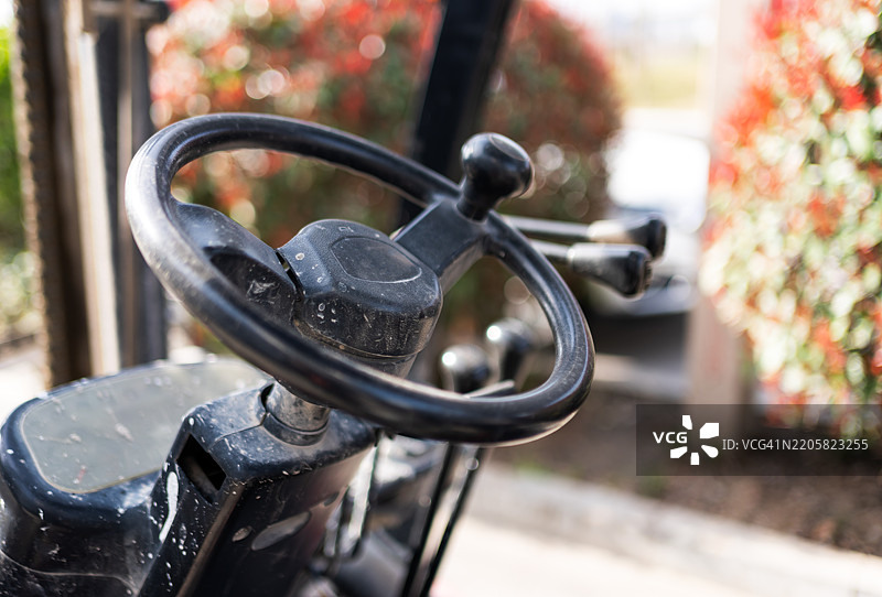 停在路边的叉车方向盘图片素材