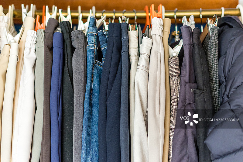 裤子挂在架子上的特写镜头图片素材