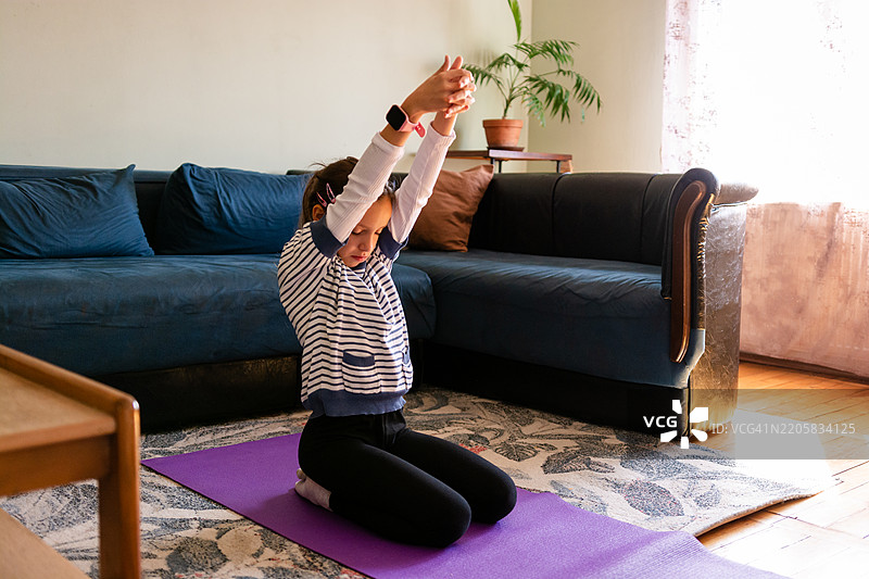孩子正在做背部锻炼图片素材