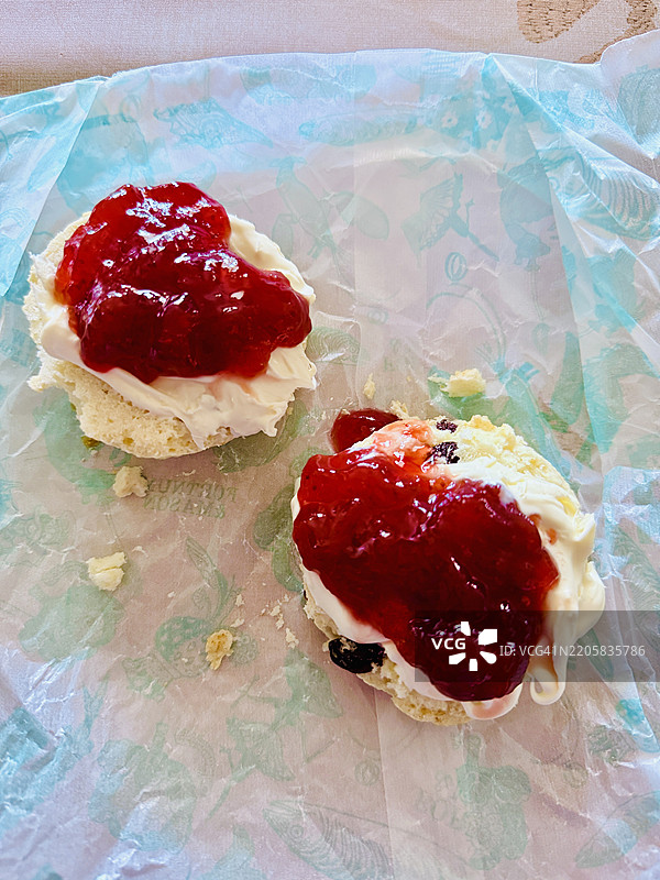 自制司康饼配凝脂奶油和草莓果酱图片素材