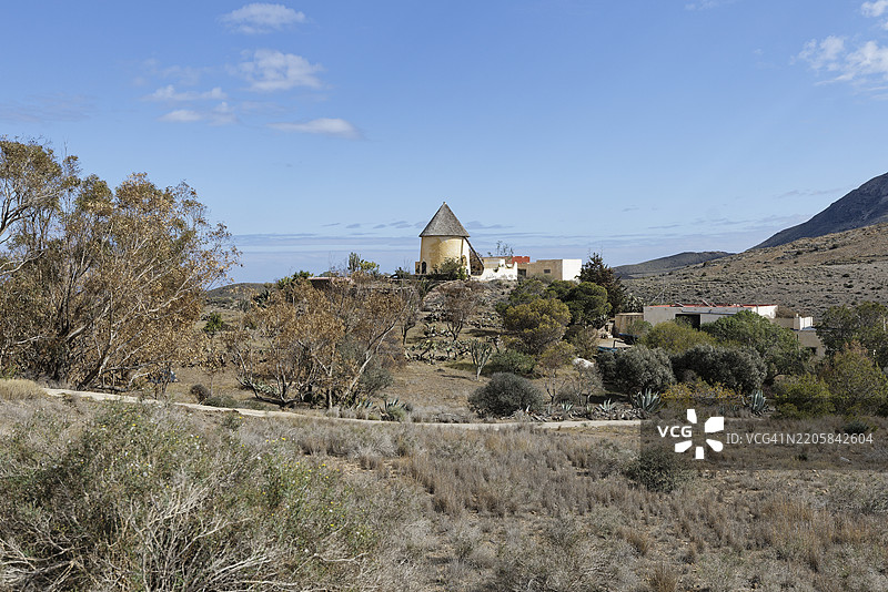 山上的古老西班牙风车。图片素材