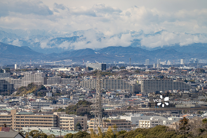 日本神奈川县的雪山和住宅区图片素材