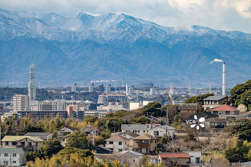 日本神奈川县的雪山和住宅区图片素材