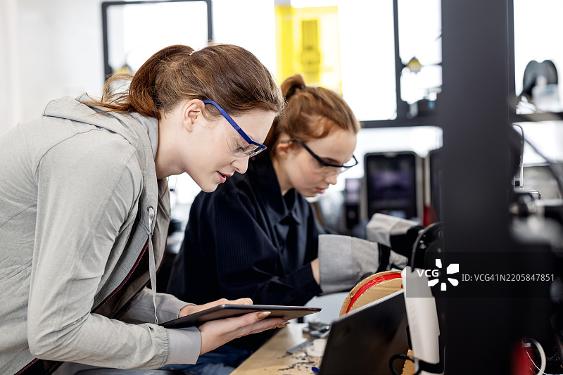 基于项目的学习促进了学生的创造性思维、兴趣探索和好奇心的追求，最终使他们在学习中更深入地参与。教育技术。教育中的3D打印技术。图片素材