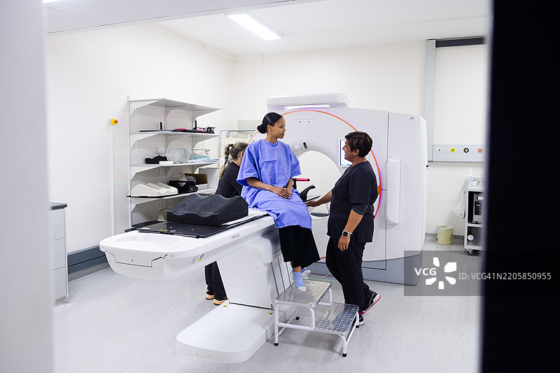 医疗专业人员在医院为患者进行放射治疗时提供协助图片素材