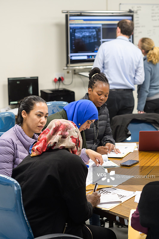 多元化的医疗专业人员在医院环境中进行教育会议的合作图片素材