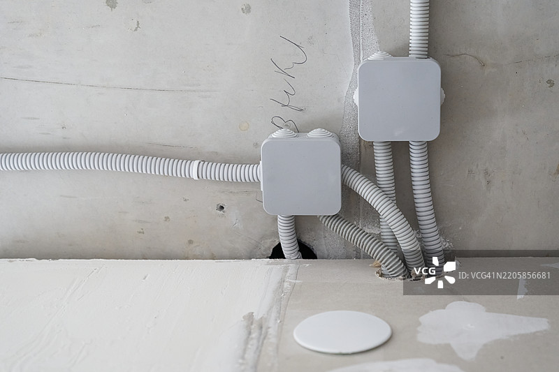 公寓装修期间天花板上的电线布线。图片素材