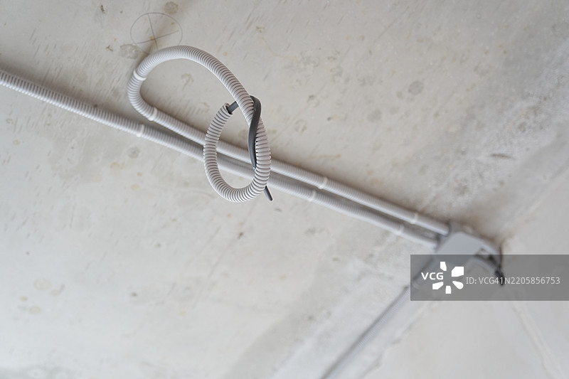 公寓装修期间天花板上的电线布线。图片素材