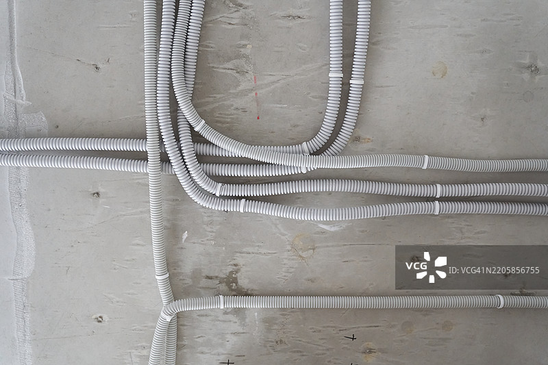 公寓装修期间天花板上的电线布线。图片素材