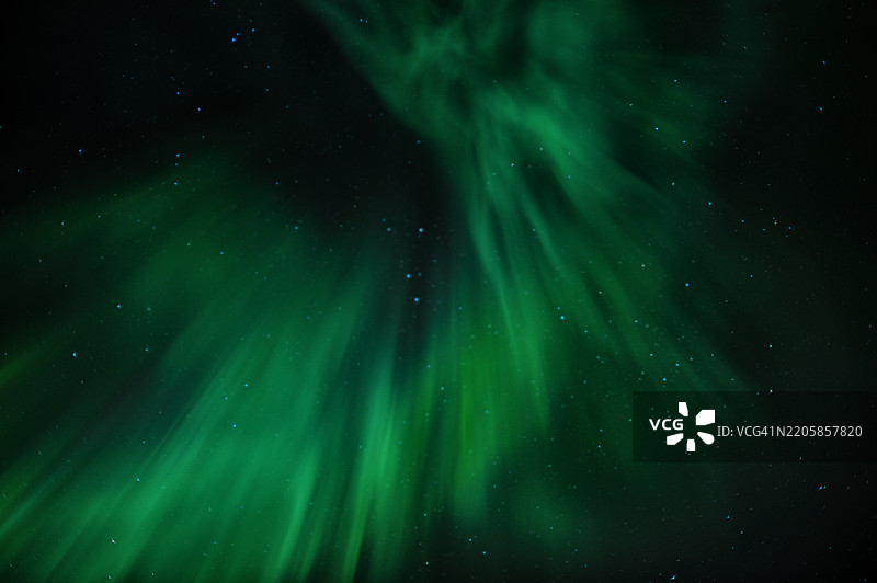 夜空中绿色北极光的特写，挪威诺尔兰的洛弗敦群岛图片素材