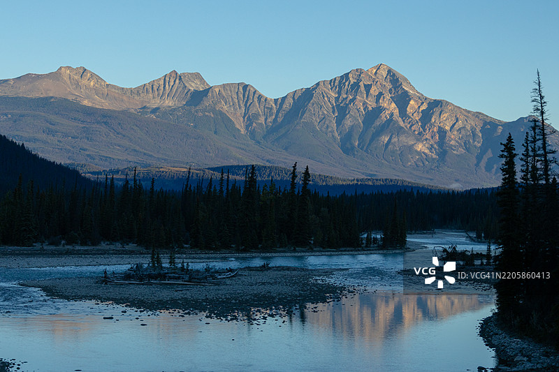 雅斯珀国家公园的阿萨巴斯卡河图片素材