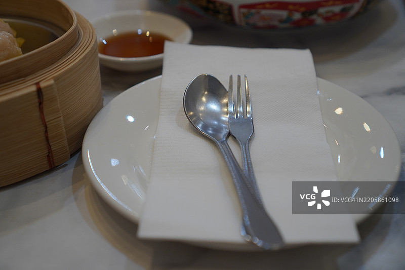 白色盘子上的勺子和叉子图片素材