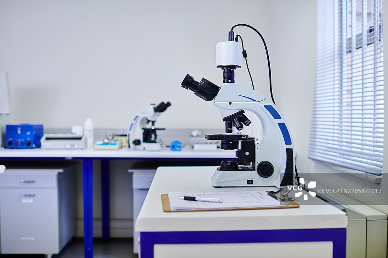 一个干净整洁的生物化学实验室，配备研究设备和显微镜图片素材