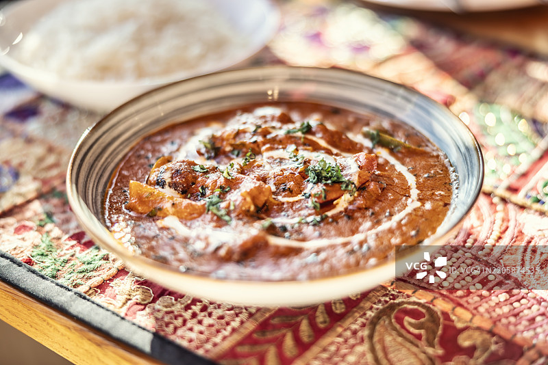 印度菜 鸡肉提卡马萨拉在餐厅的桌子上盛在碗里图片素材