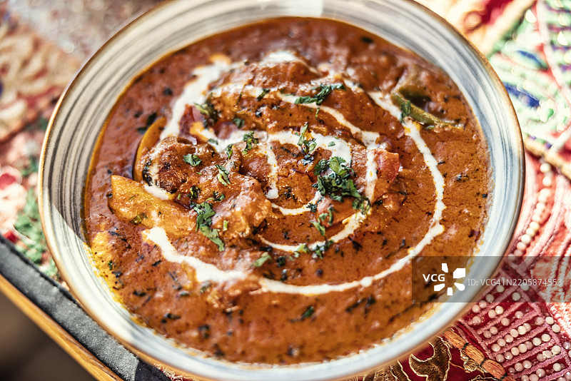 印度菜鸡肉咖喱在餐厅的桌子上盛在碗里图片素材
