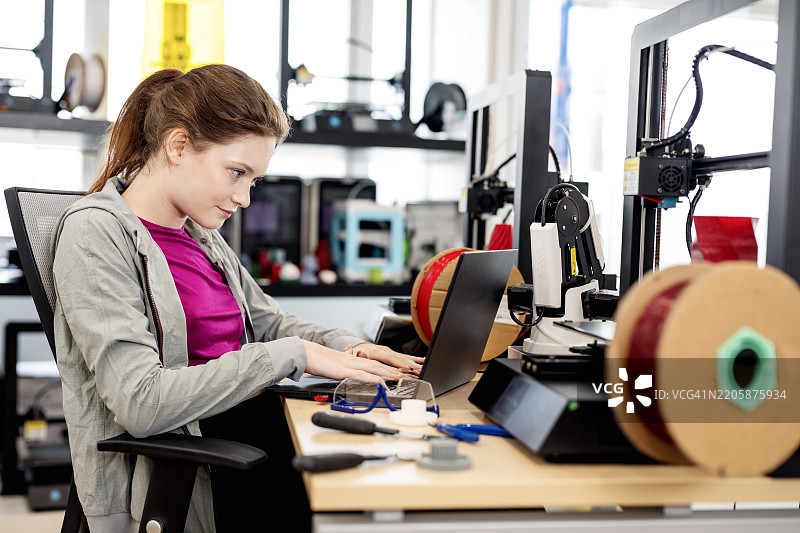在产品设计教育中，学生们早期学习思考、模拟和原型制作，并被鼓励利用3D打印技术探索解决问题的方法。图片素材