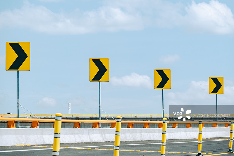 墨西哥城外的道路上显示急转弯的路标图片素材