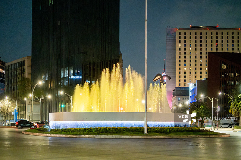 墨西哥城改革大道上的共和国喷泉，夜景图片素材