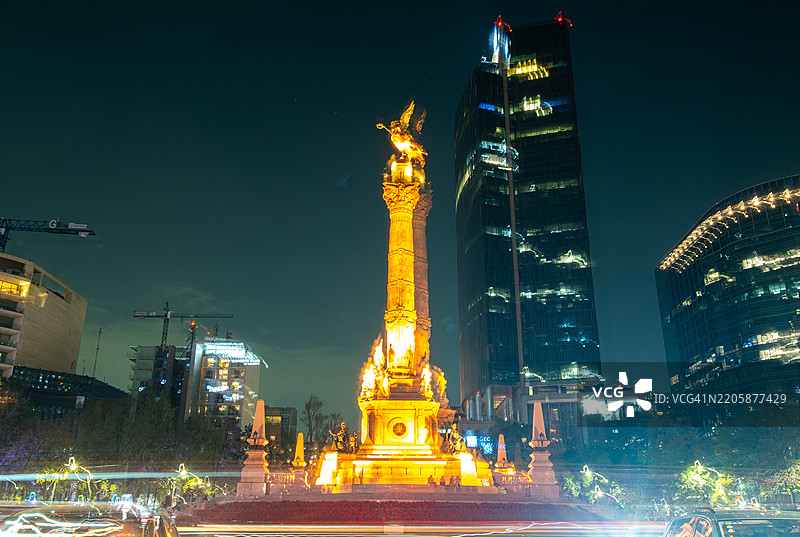 夜间的独立天使纪念碑，长时间曝光和多重曝光，带有变焦效果和光轨 - 墨西哥城，墨西哥图片素材
