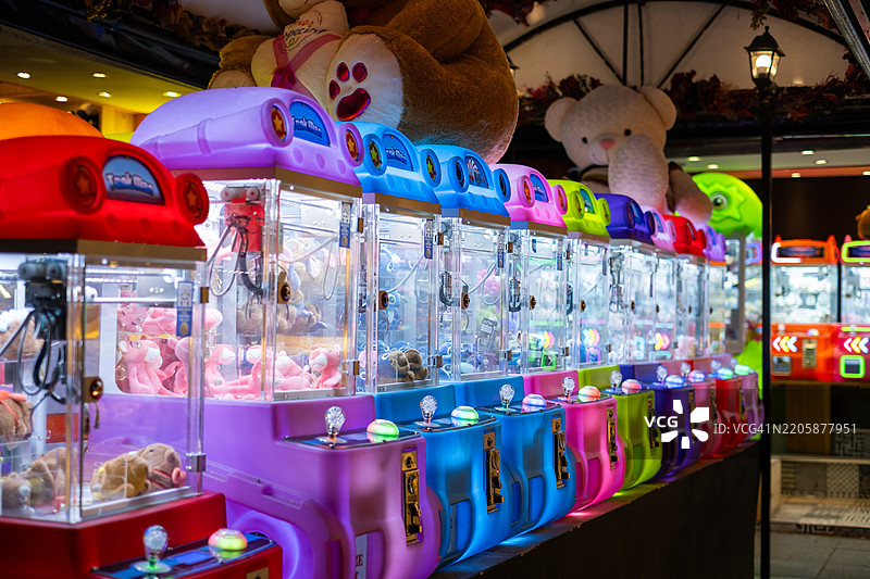 墨西哥城科约阿坎时尚街区夜晚的扭蛋机商店图片素材