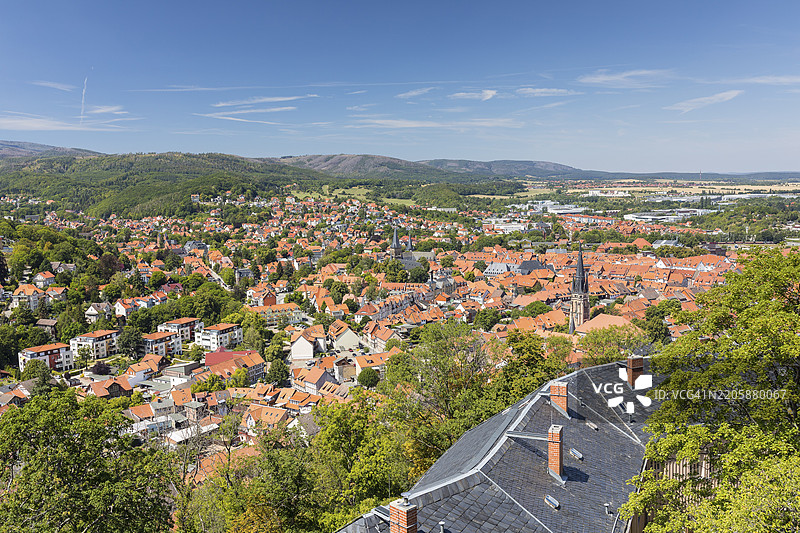 从德国萨克森-安哈尔特州哈茨山脉的维尔尼格罗德城堡露台俯瞰城市景观图片素材