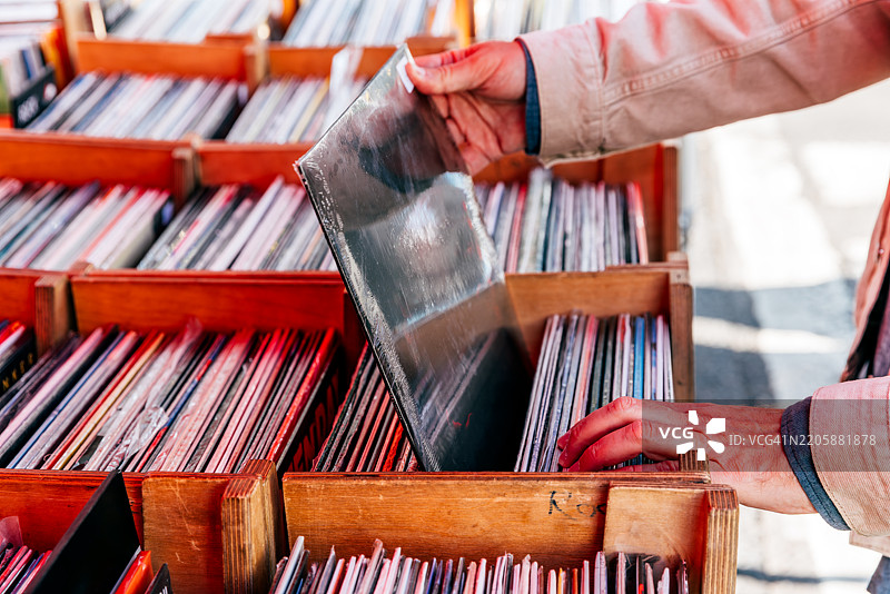 男人的手在唱片店挑选黑胶唱片，特写镜头图片素材
