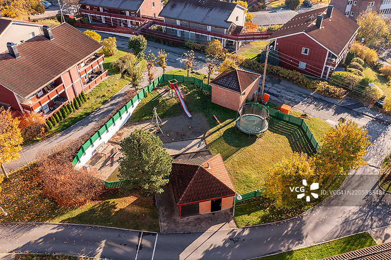 奥斯陆，挪威，Smestaddammen Borettslag公寓楼附近的小型游乐场的鸟瞰图图片素材