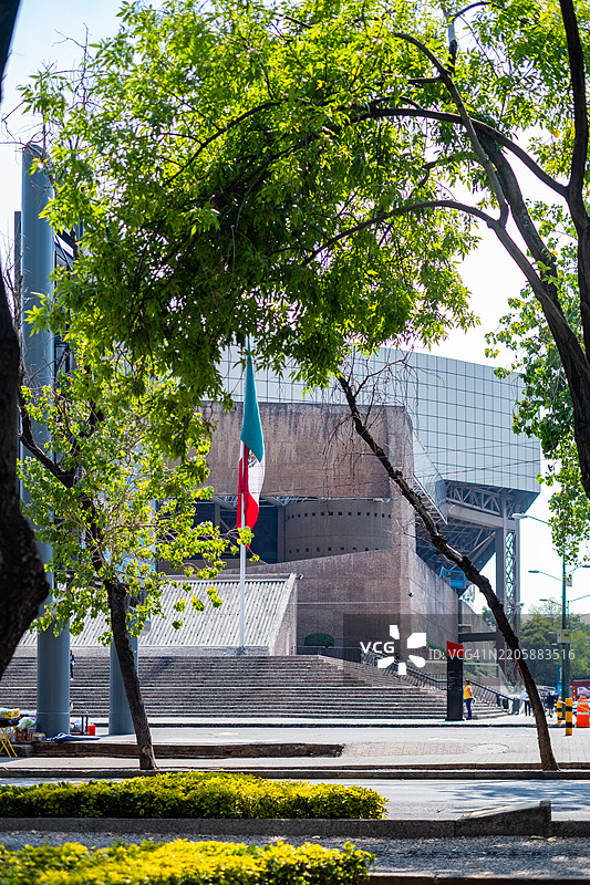 国家音乐厅前面有一面墨西哥国旗 - 墨西哥城，墨西哥图片素材
