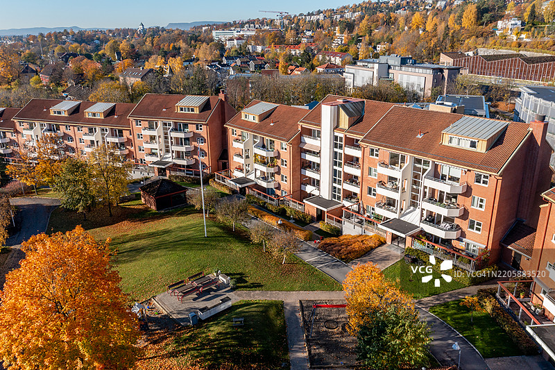 挪威霍夫斯维恩的斯梅斯塔达门公寓在秋季的鸟瞰图图片素材