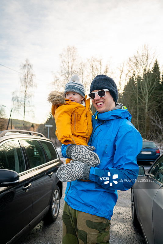 父亲和孩子对他们的徒步冒险感到兴奋图片素材