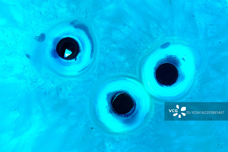 惊人的带状玛瑙水晶横截面切割，孤立反射。自然光透射的玛瑙水晶表面，抽象结构的矿石切片特写。图片素材