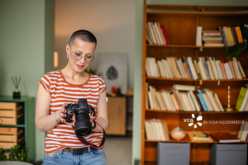 年轻女性在舒适的家庭环境中使用科技管理1型糖尿病的健康图片素材