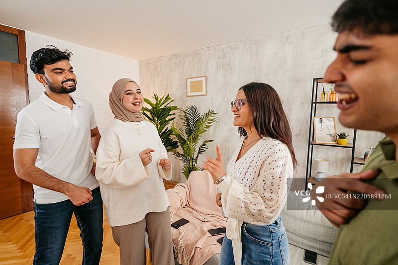 一群印度和穆斯林朋友在客厅跳舞图片素材
