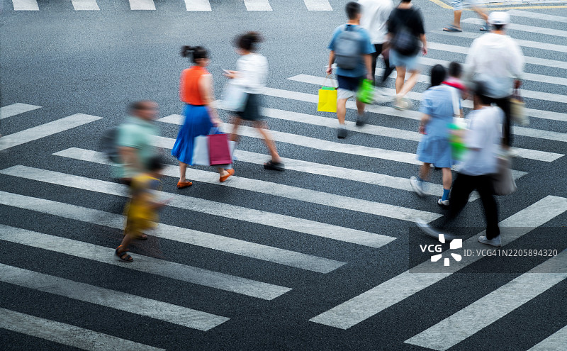人群在斑马线上行走图片素材