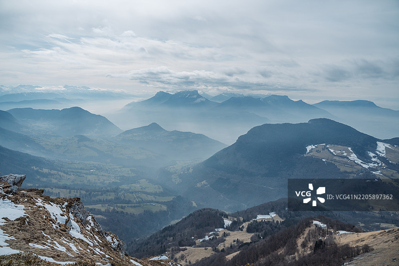 从马尔热里亚兹俯瞰博日国家公园的山脊景观图片素材