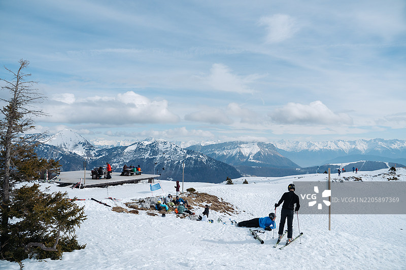 博日国家公园内雪覆盖的马尔热里亚兹山滑雪站景观图片素材