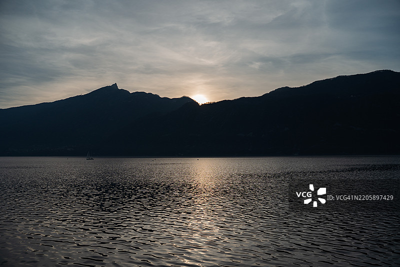萨瓦省博尔热湖上山脉背后的日落图片素材