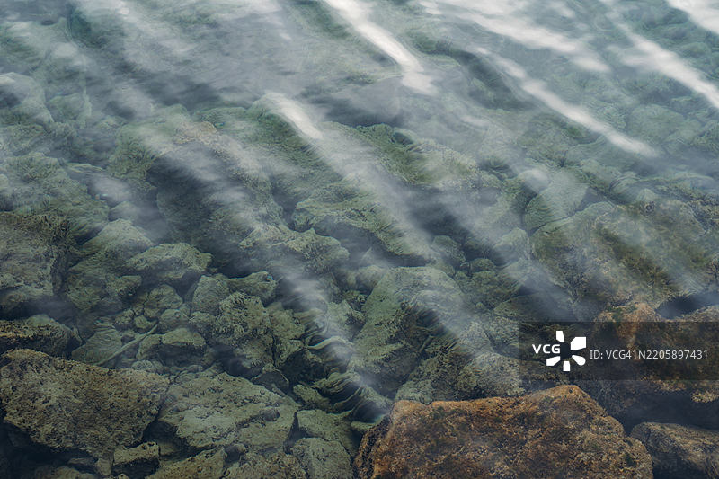 博尔热湖清澈的水石和涟漪图片素材