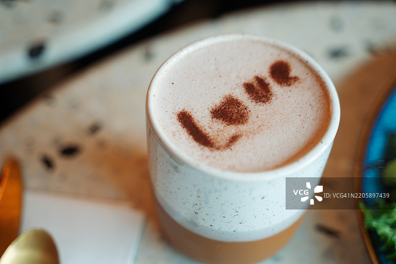 咖啡馆里的拿铁艺术爱好者图片素材