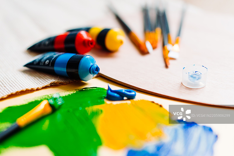 艺术用品设置，包括画笔、颜料、调色板和多彩的应用图片素材