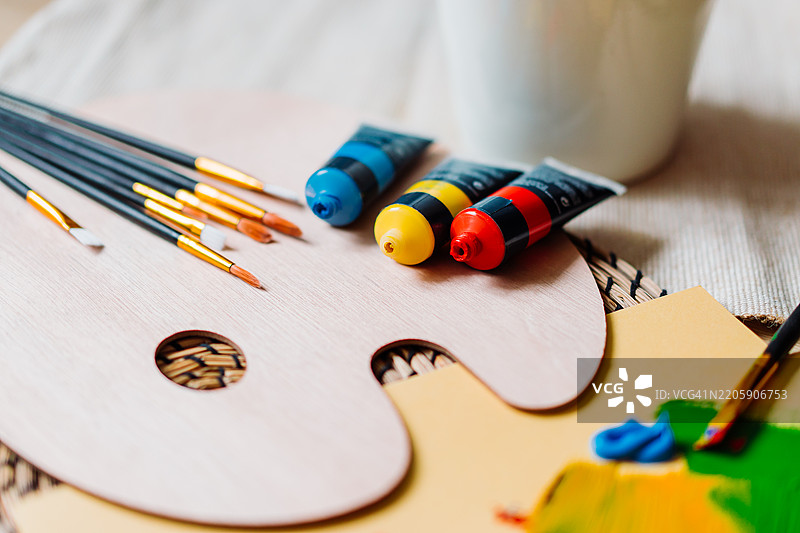 艺术用品设置，包括画笔、颜料、调色板和多彩的应用图片素材