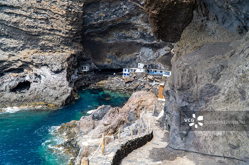 拉帕尔马西海岸的标志性渔村波里斯·德·坎德拉里亚，悬崖上的房屋图片素材