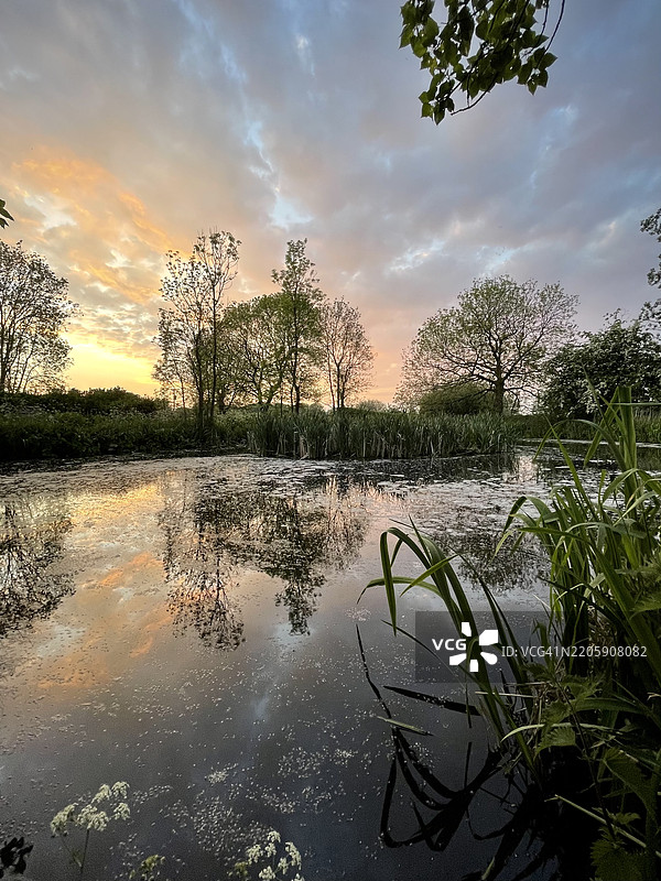 湖泊与天空的美丽景色，南特维奇，英国图片素材