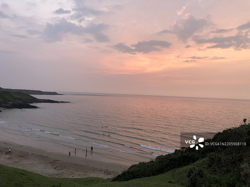 日落时分，海洋与天空的美丽景色，普威利，英国图片素材