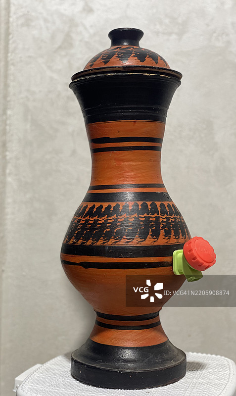 摩洛哥廷吉尔墙边的容器特写图片素材