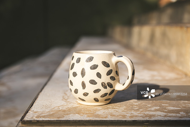 桌子上的杯子特写图片素材