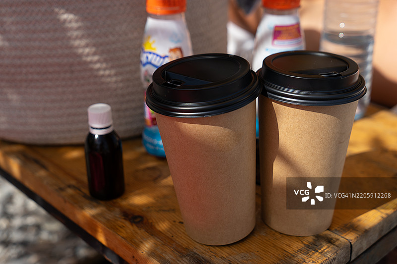 桌子上的一次性杯子特写图片素材